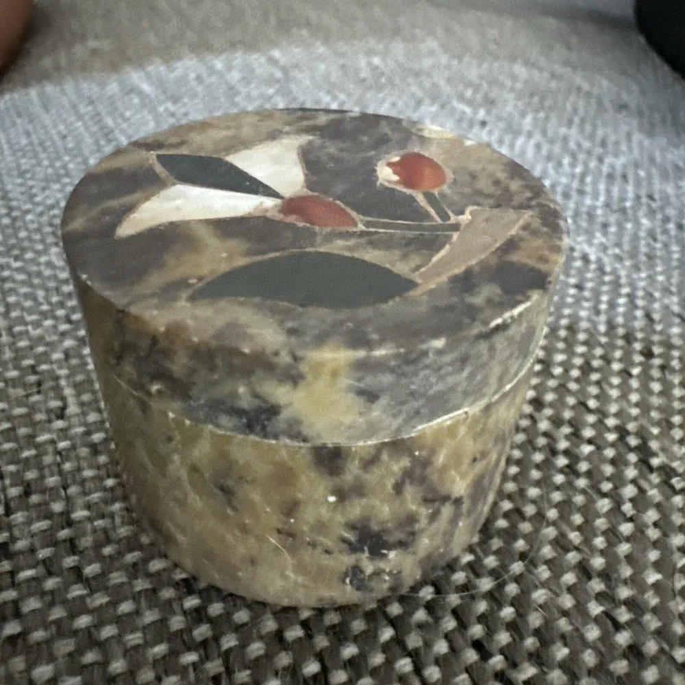 Vintage Soapstone Trinket Box Mother of Pearl Inlay Oval Flowers‎ Amber